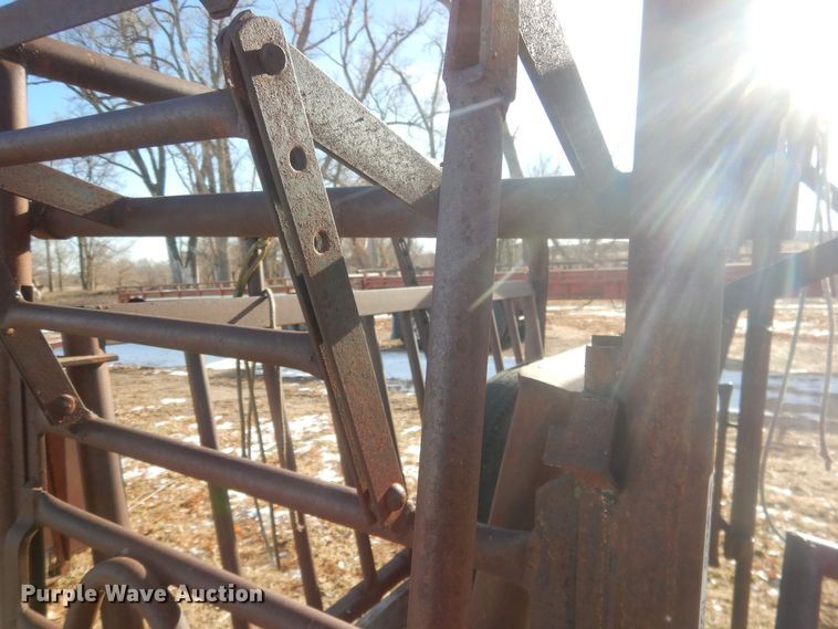 image for item HQ9548 Livestock squeeze chute