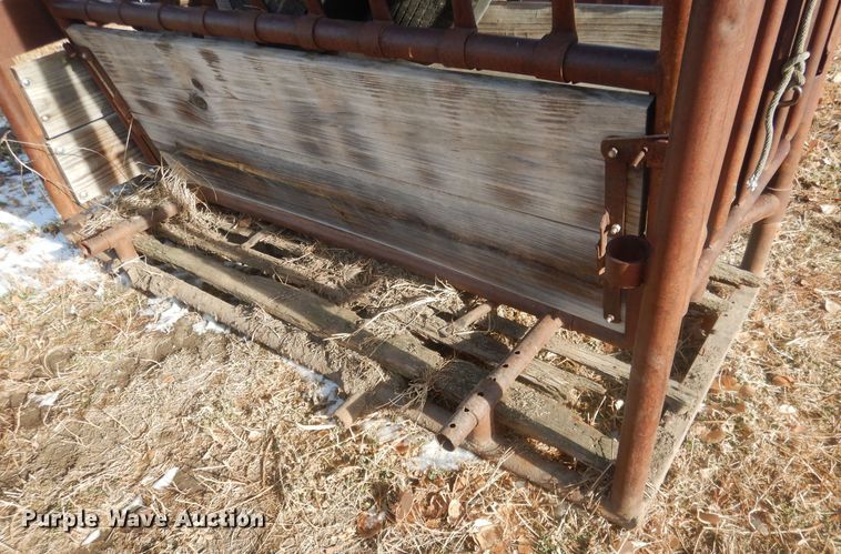 image for item HQ9548 Livestock squeeze chute