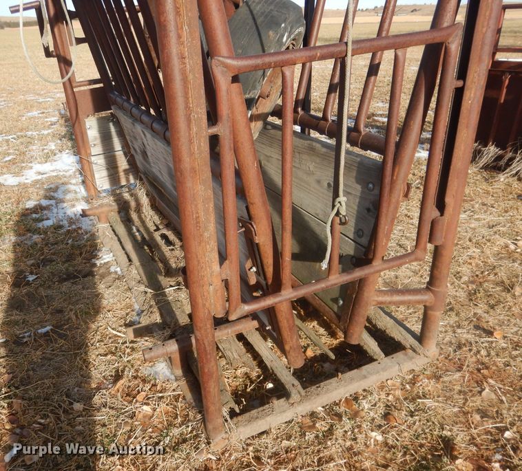 image for item HQ9548 Livestock squeeze chute