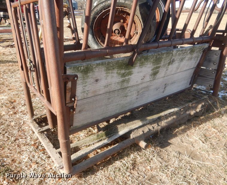 image for item HQ9548 Livestock squeeze chute