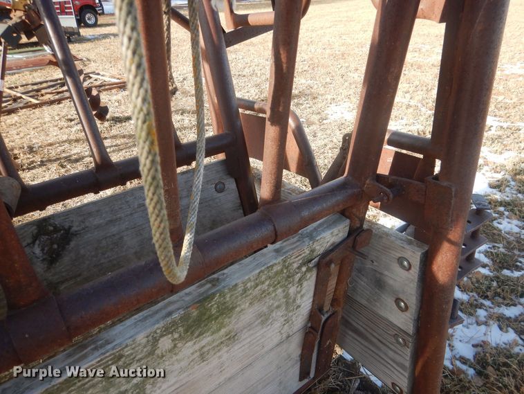 image for item HQ9548 Livestock squeeze chute