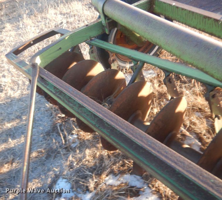 image for item HQ9562 John Deere  tandem disk