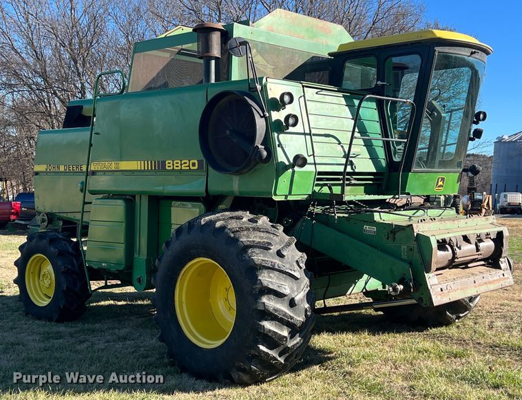 image for item ID9259 1979 John Deere 8820  combine