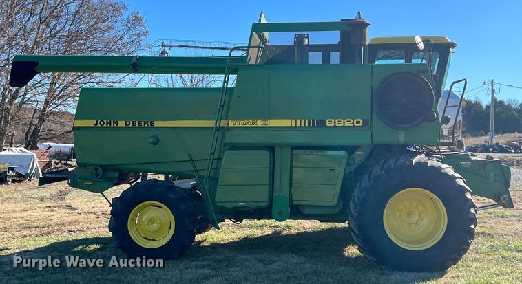image for item ID9259 1979 John Deere 8820  combine