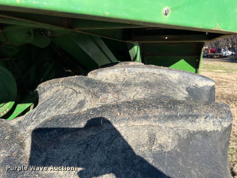 image for item ID9259 1979 John Deere 8820  combine