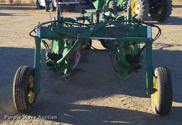 image for item IU9904 John Deere 705  hay rake