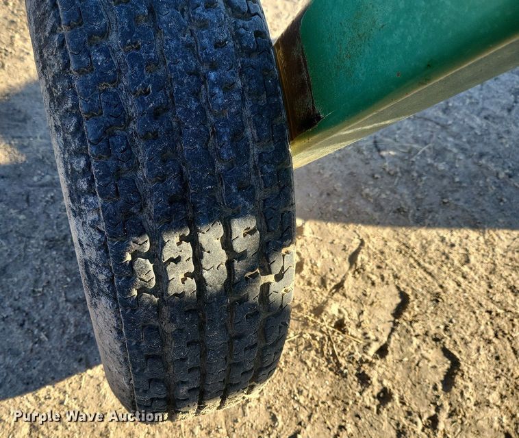 image for item IU9904 John Deere 705  hay rake