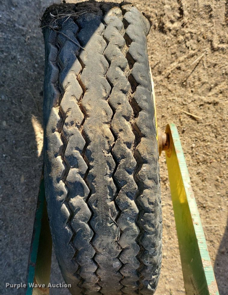 image for item IU9904 John Deere 705  hay rake