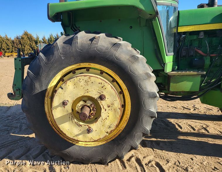 image for item IU9918 1976 John Deere 4630  tractor