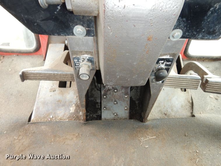 image for item JR9052 1977 Massey Ferguson 1105  tractor