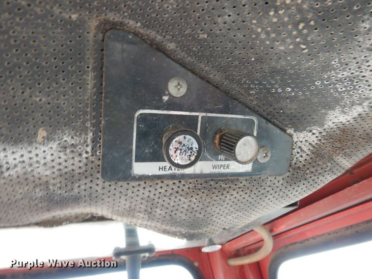 image for item JR9052 1977 Massey Ferguson 1105  tractor