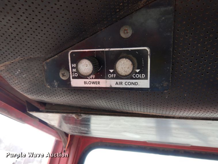 image for item JR9052 1977 Massey Ferguson 1105  tractor