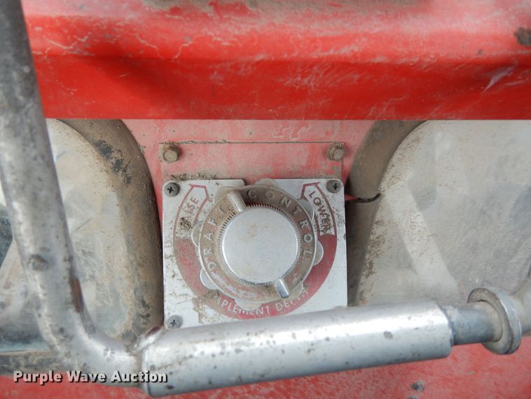 image for item JR9052 1977 Massey Ferguson 1105  tractor