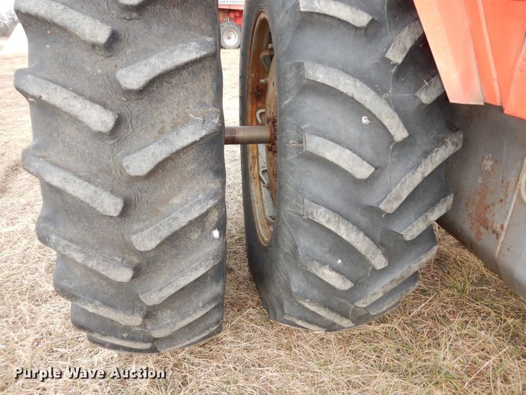 image for item JR9052 1977 Massey Ferguson 1105  tractor