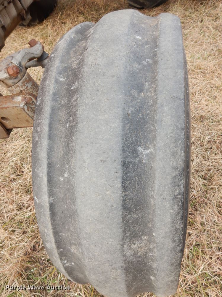 image for item JR9052 1977 Massey Ferguson 1105  tractor