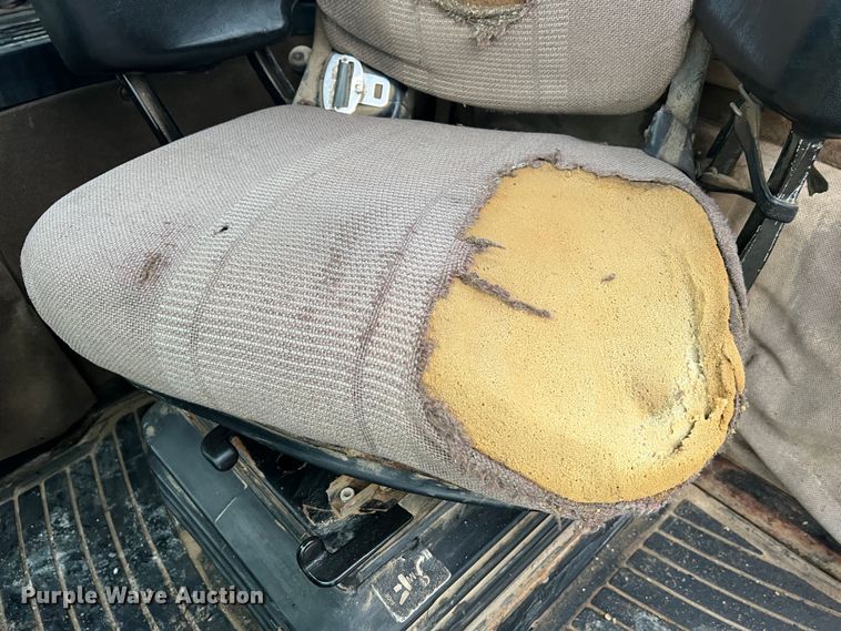 image for item JU9749 1990 John Deere 8760  4WD tractor