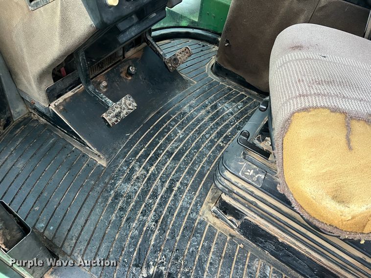 image for item JU9749 1990 John Deere 8760  4WD tractor