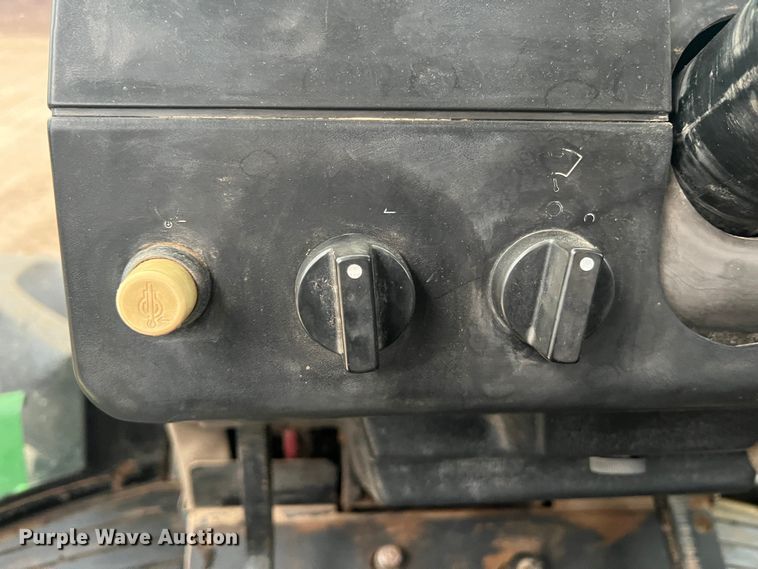 image for item JU9749 1990 John Deere 8760  4WD tractor