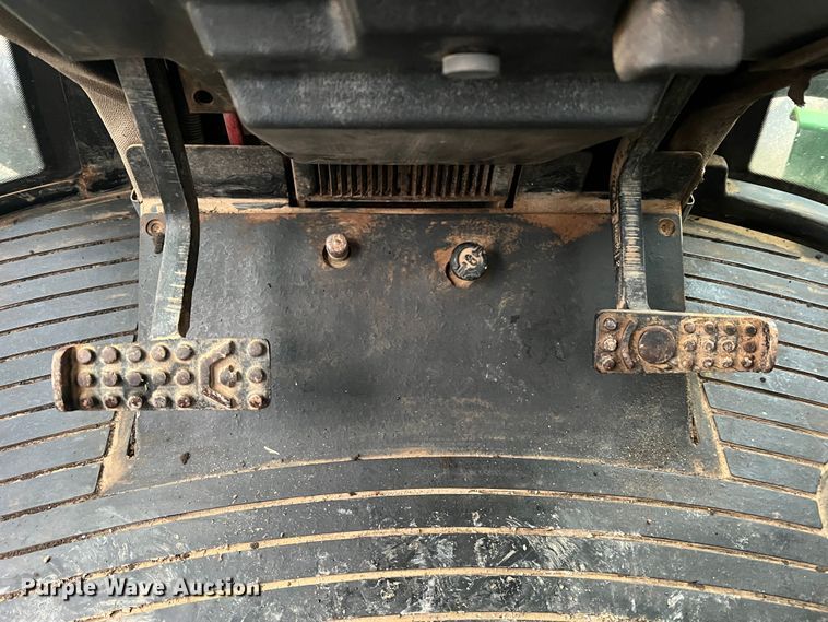 image for item JU9749 1990 John Deere 8760  4WD tractor