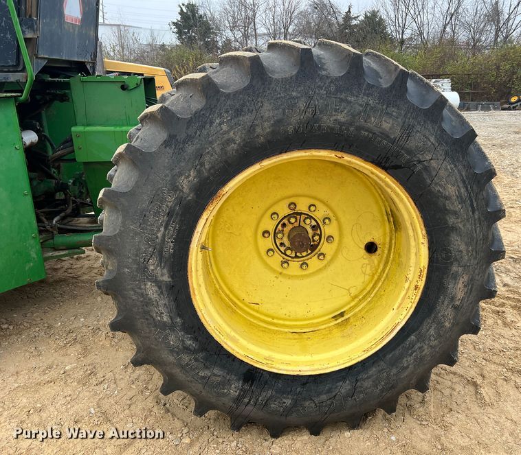 image for item JU9749 1990 John Deere 8760  4WD tractor