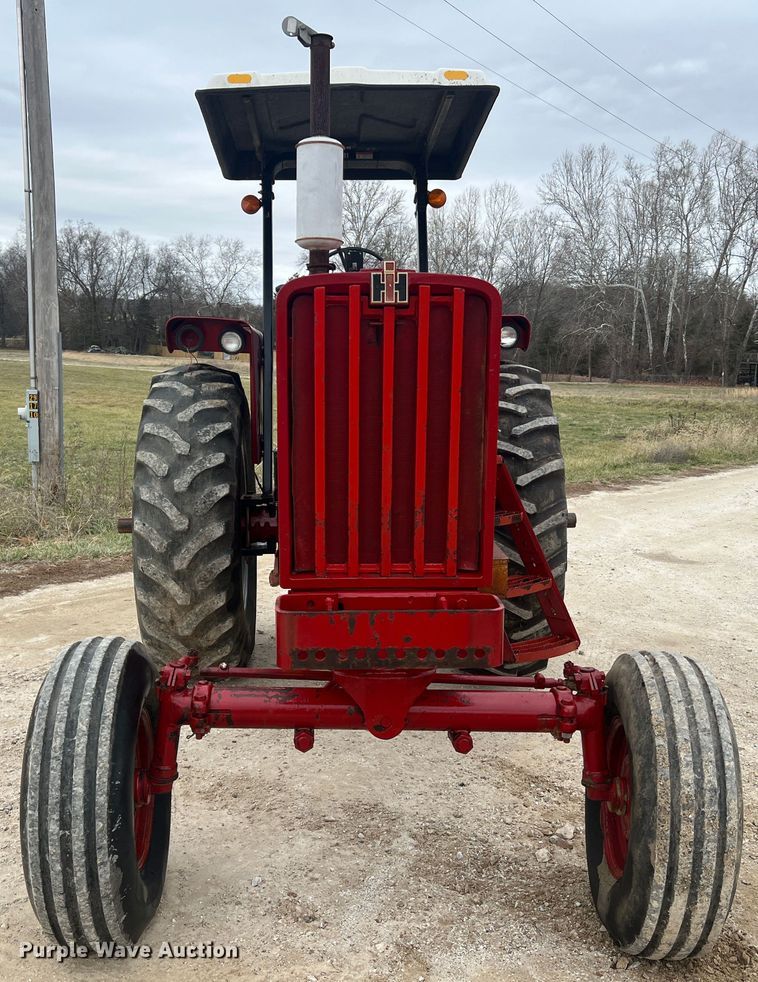 image for item JU9759 1966 Farmall 806  tractor