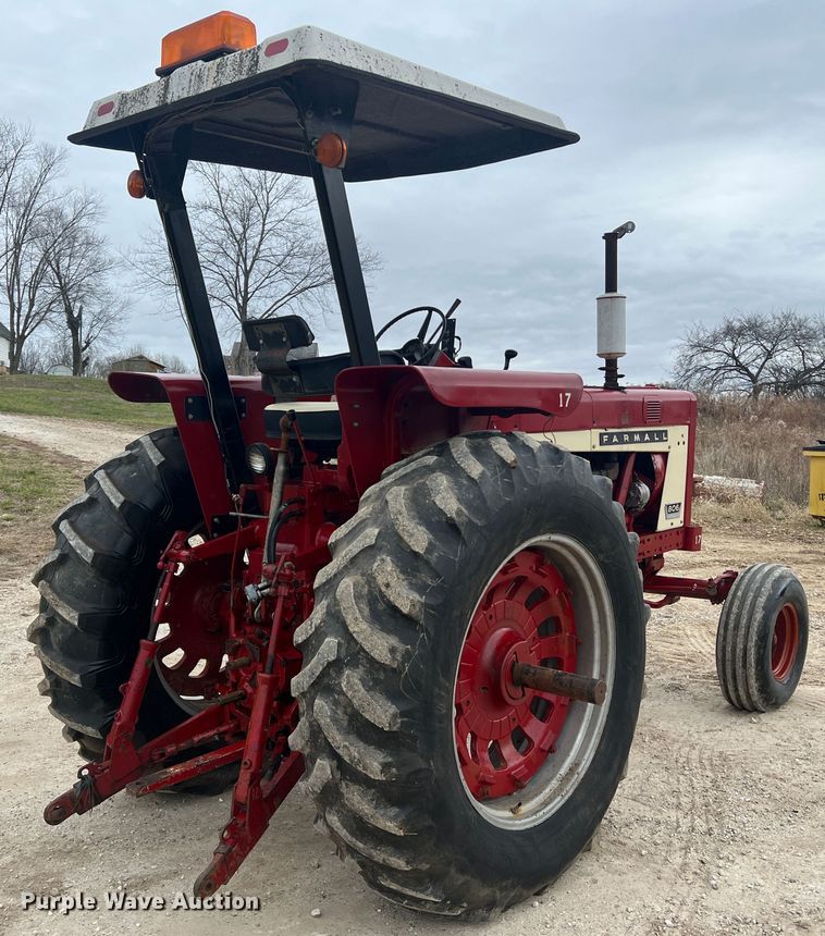 image for item JU9759 1966 Farmall 806  tractor