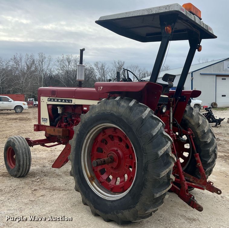 image for item JU9759 1966 Farmall 806  tractor