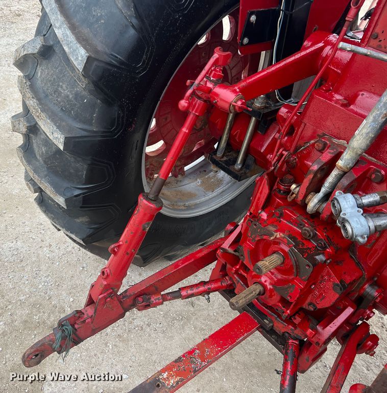 image for item JU9759 1966 Farmall 806  tractor