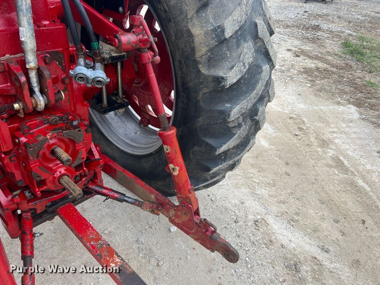 image for item JU9759 1966 Farmall 806  tractor