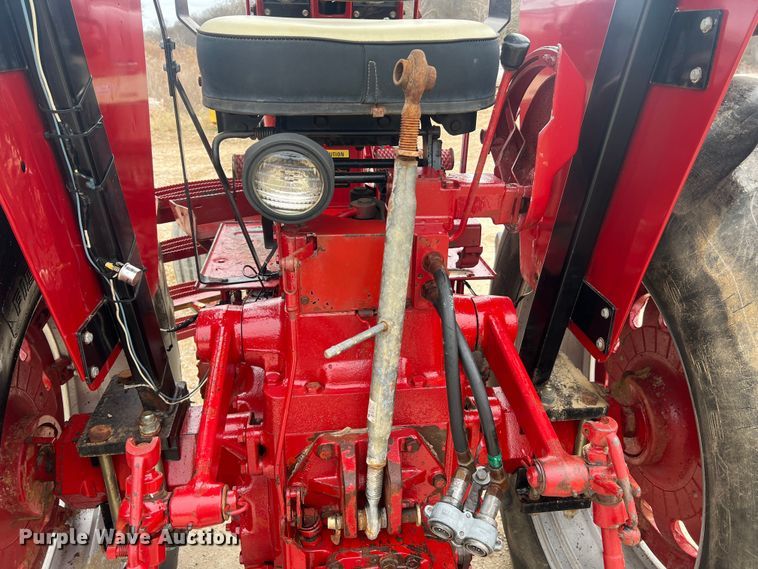 image for item JU9759 1966 Farmall 806  tractor