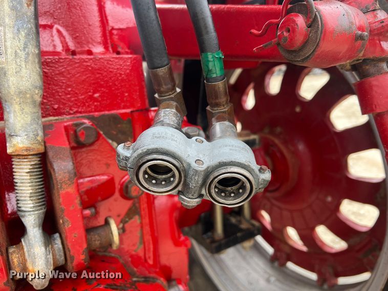 image for item JU9759 1966 Farmall 806  tractor