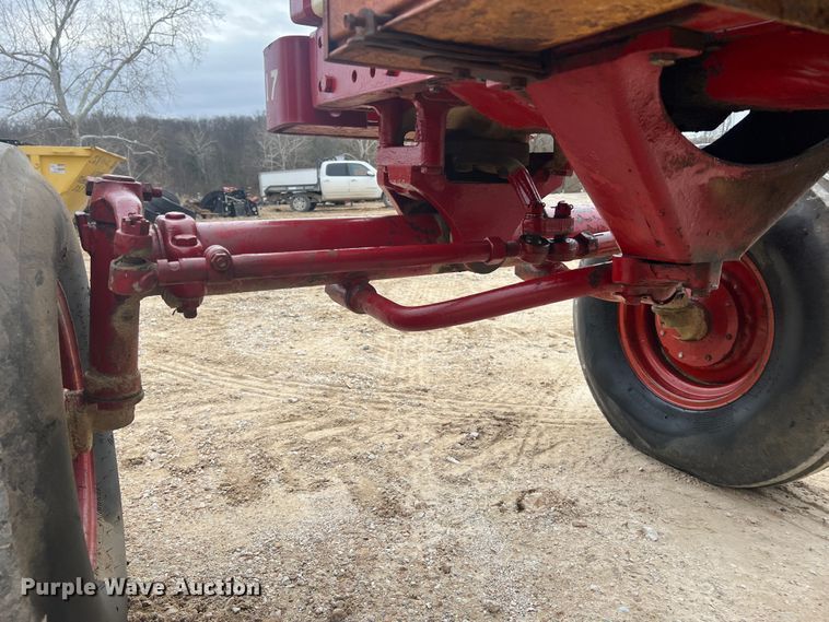 image for item JU9759 1966 Farmall 806  tractor