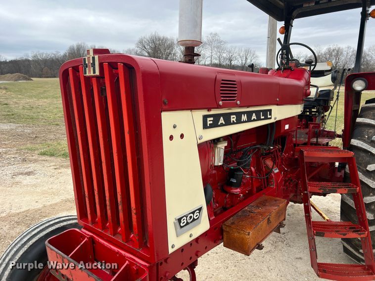 image for item JU9759 1966 Farmall 806  tractor