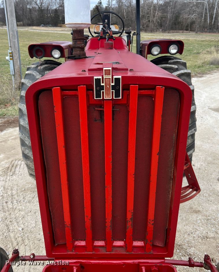 image for item JU9759 1966 Farmall 806  tractor