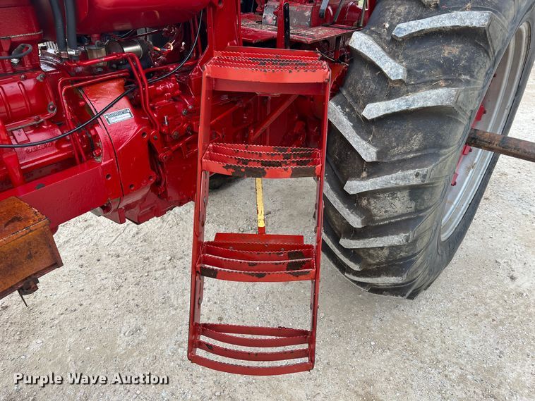 image for item JU9759 1966 Farmall 806  tractor