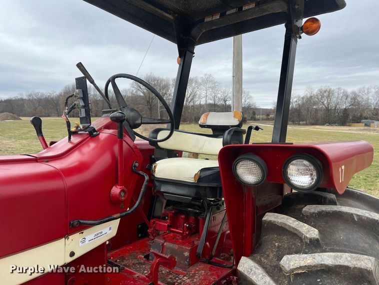 image for item JU9759 1966 Farmall 806  tractor