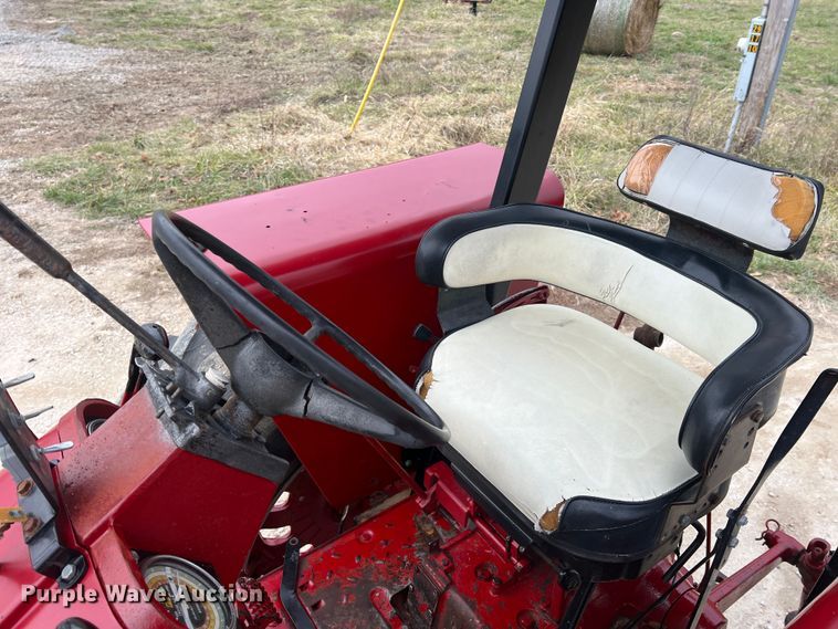 image for item JU9759 1966 Farmall 806  tractor