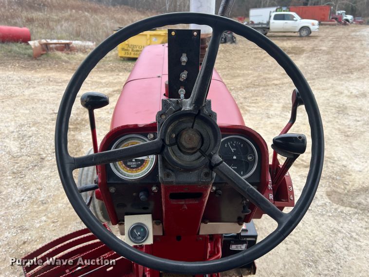 image for item JU9759 1966 Farmall 806  tractor