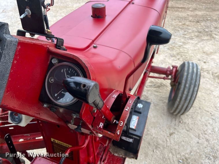 image for item JU9759 1966 Farmall 806  tractor