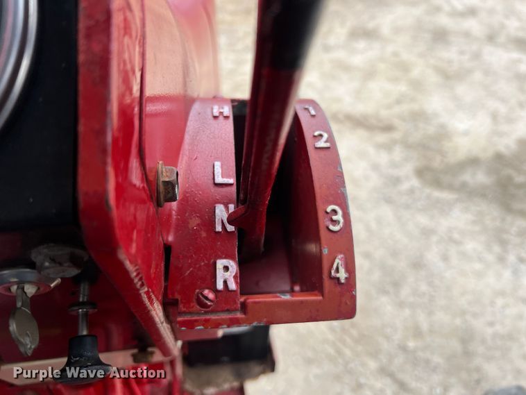 image for item JU9759 1966 Farmall 806  tractor