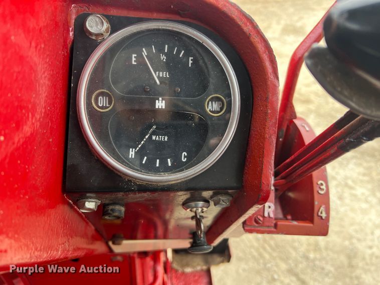 image for item JU9759 1966 Farmall 806  tractor