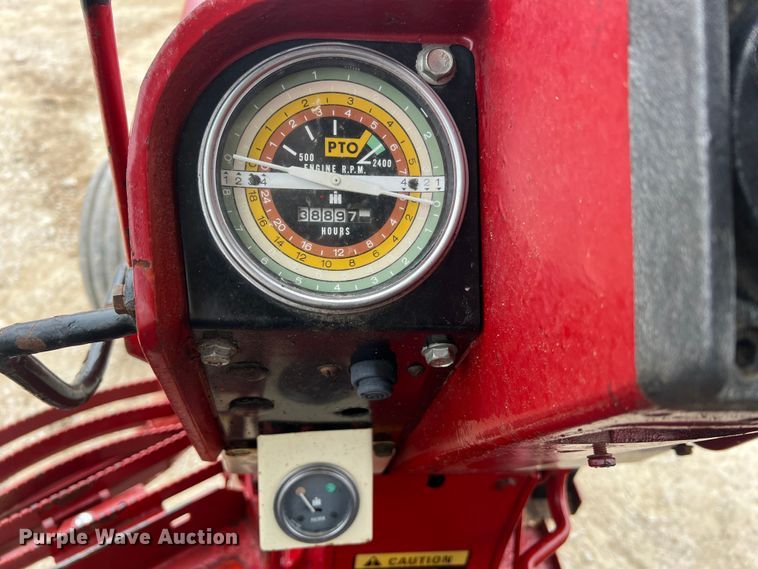 image for item JU9759 1966 Farmall 806  tractor