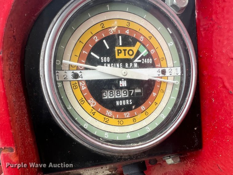 image for item JU9759 1966 Farmall 806  tractor