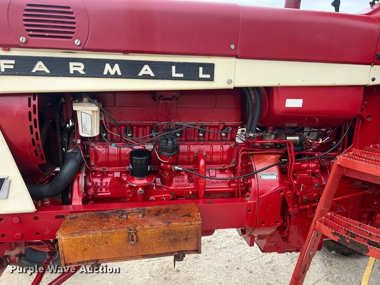 image for item JU9759 1966 Farmall 806  tractor