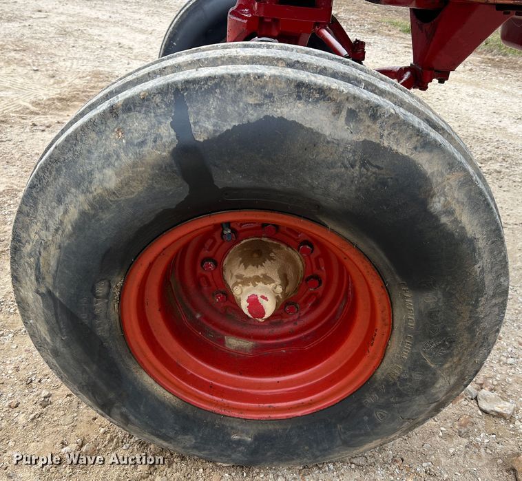 image for item JU9759 1966 Farmall 806  tractor