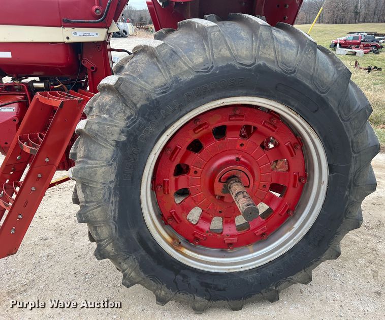 image for item JU9759 1966 Farmall 806  tractor