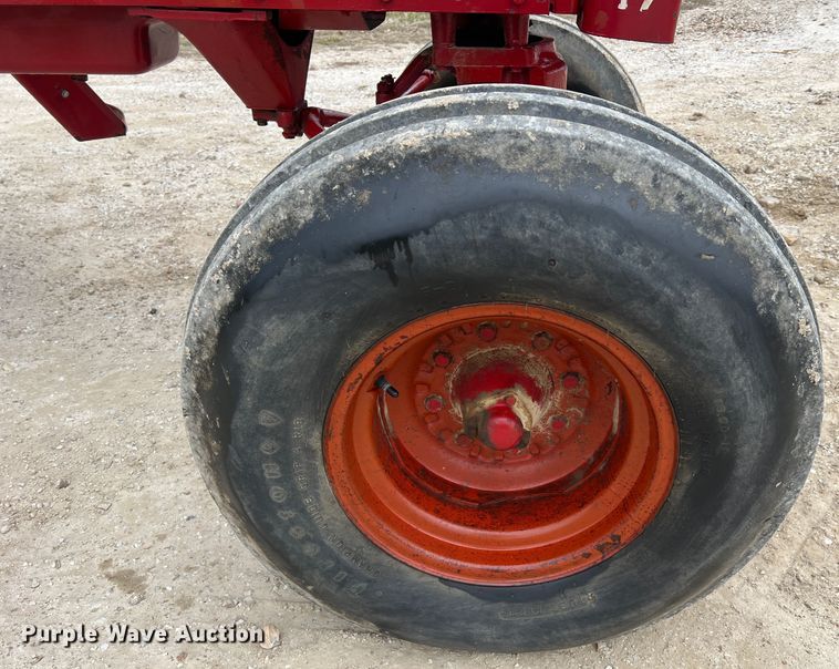 image for item JU9759 1966 Farmall 806  tractor
