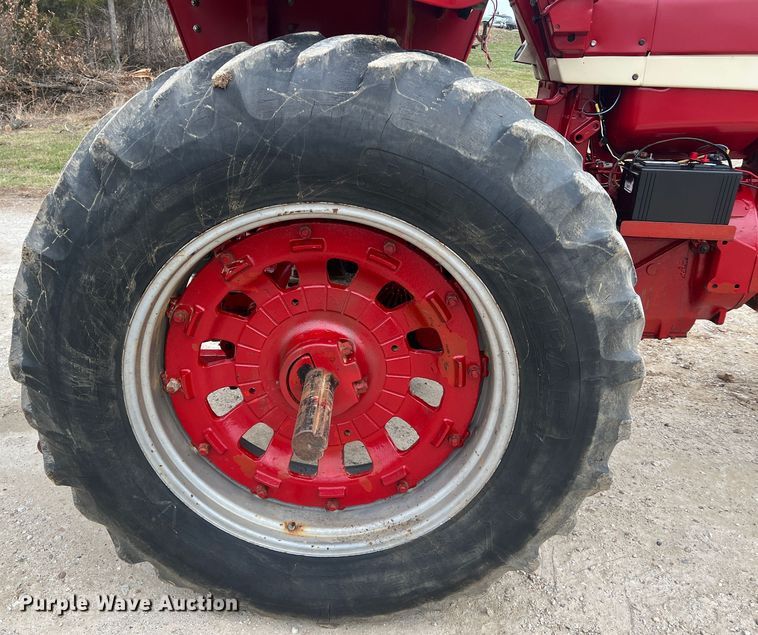 image for item JU9759 1966 Farmall 806  tractor