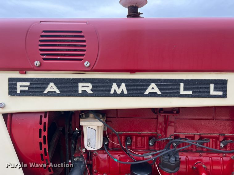 image for item JU9759 1966 Farmall 806  tractor