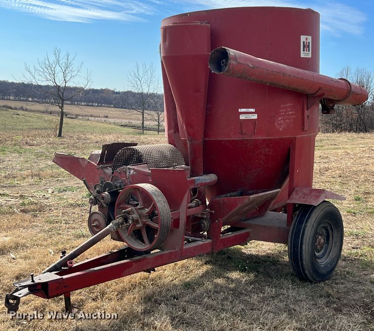 image for item JV9497 International 1150  feed grinder/mixer